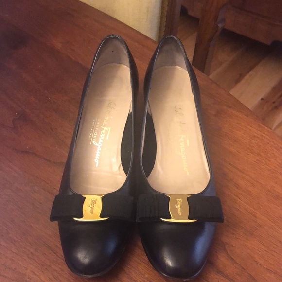 Salvatore Ferragamo boutique Gold Bow - Picture 2 of 7